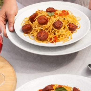 Saboreie nosso macarrão com calabresa, uma explosão de sabores que combina massa perfeita com calabresa suculenta. Cada porção é uma experiência gastronômica que agrada paladares exigentes. Prepare-se para uma refeição rápida e deliciosa!