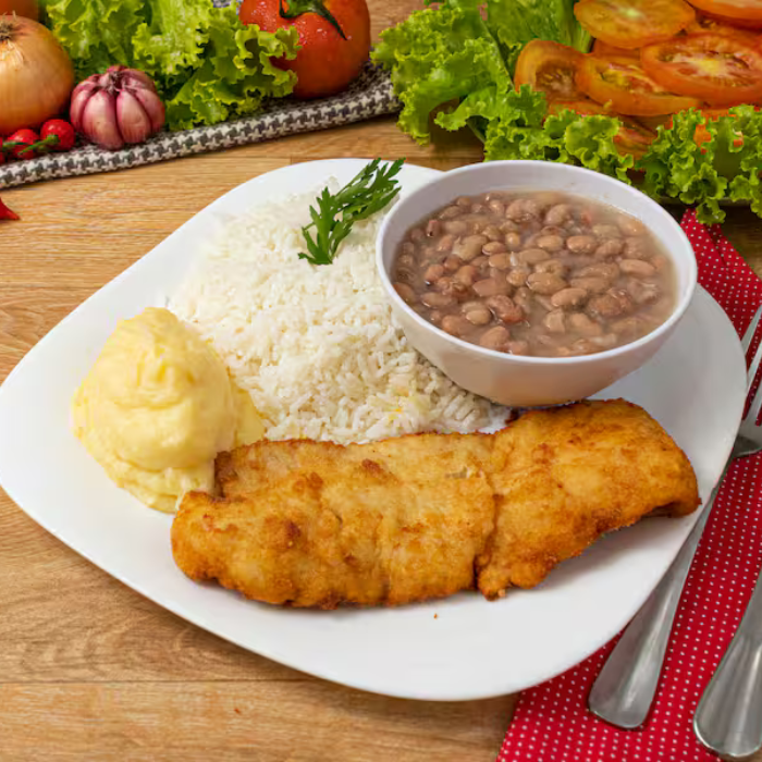 Uma refeição prática e saborosa com filé de merluza grelhado no ponto, acompanhado de arroz branco soltinho, feijão carioca bem temperado, farofa crocante e salada fresca. Porção perfeita para quem prefere uma refeição mais leve, mas sem abrir mão do sabor.