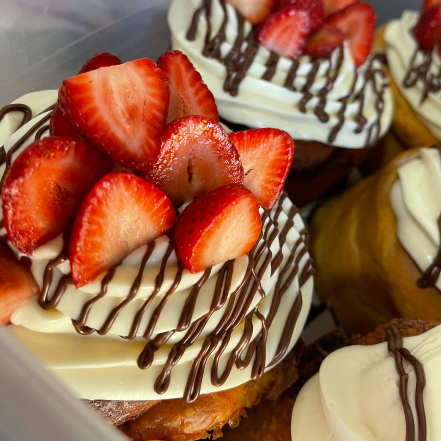 Rol de canela nutella y fresas