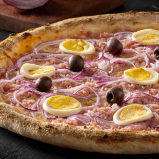 Molho de tomate, Mussarela, presunto, calabresa, ovos, milho, tomate, cebola, pimentão e orégano