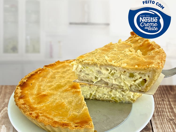 Rende 06 a 08 fatias. Pesa aprox. 1kg. Vendida congelada, levar ao forno congelada, a 180 graus por 45 minutos. Contém glúten, leite e ovos. Após assada conservar refrigerada e consumir em até 3 dias.
O encontro magistral entre a suavidade aromática do alho poró e a cremosidade irresistível do nosso requeijão cremoso. Esta torta exala um perfume inconfundível assim que é aquecida e entrega uma textura aveludada que derrete na boca de forma sublime. É a nossa opção gourmet que traz sofisticaçã