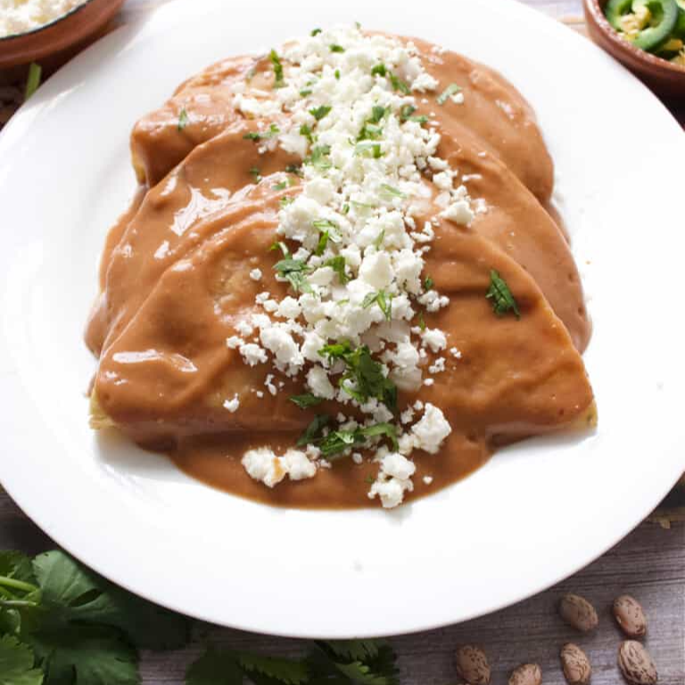 Enfrijoladas de huevo.