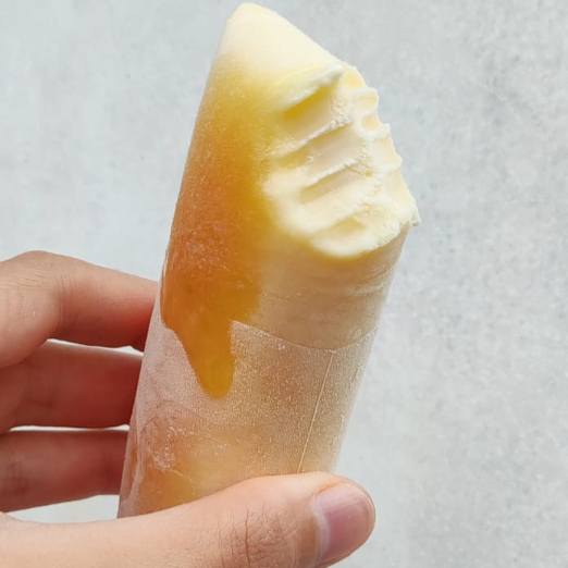 Base cozida pudim, calda de caramelo