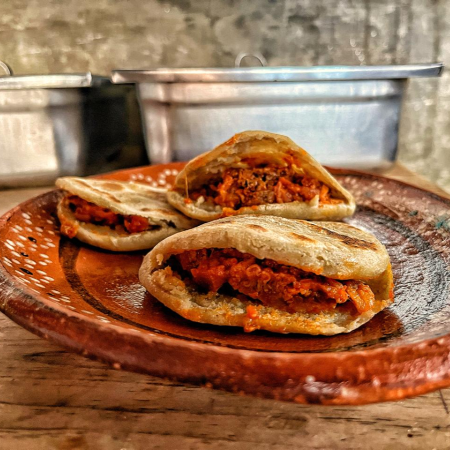 Gordita de Chicharron Rojo / Verde