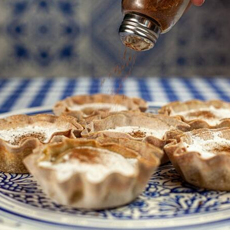 2 unidades do Pastel de Santa Clara! Um doce feito à base de amêndoa, Original da cidade de Coimbra. Coloque uma canela por cima e acompanhe com um café expresso, uma maravilha!