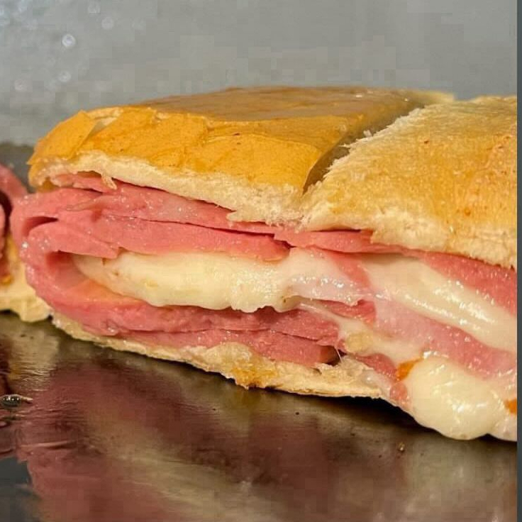 Pão francês, 3 fatias de mortadela ; 3 mussarela