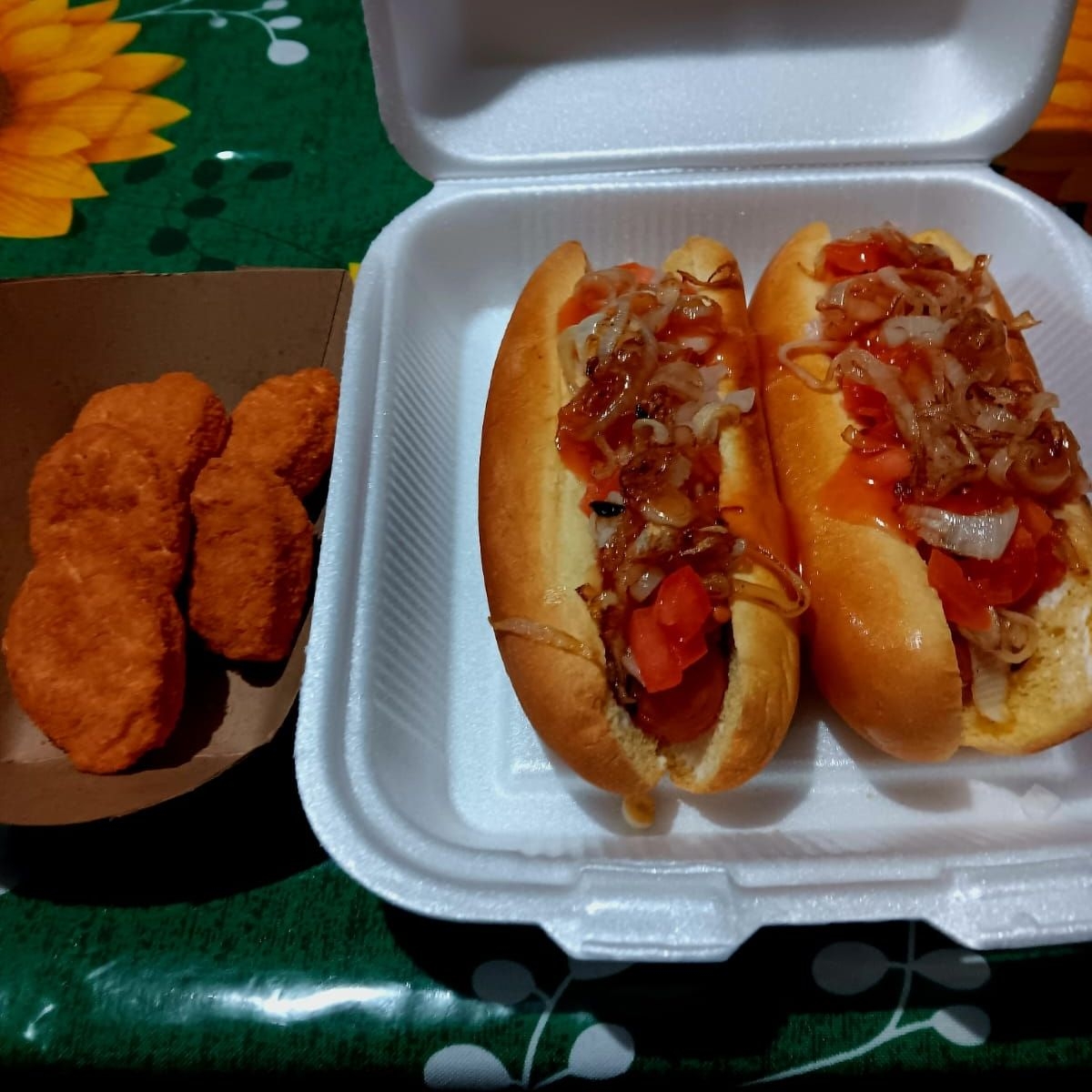 2 Hotdogs + 5 Nuggets