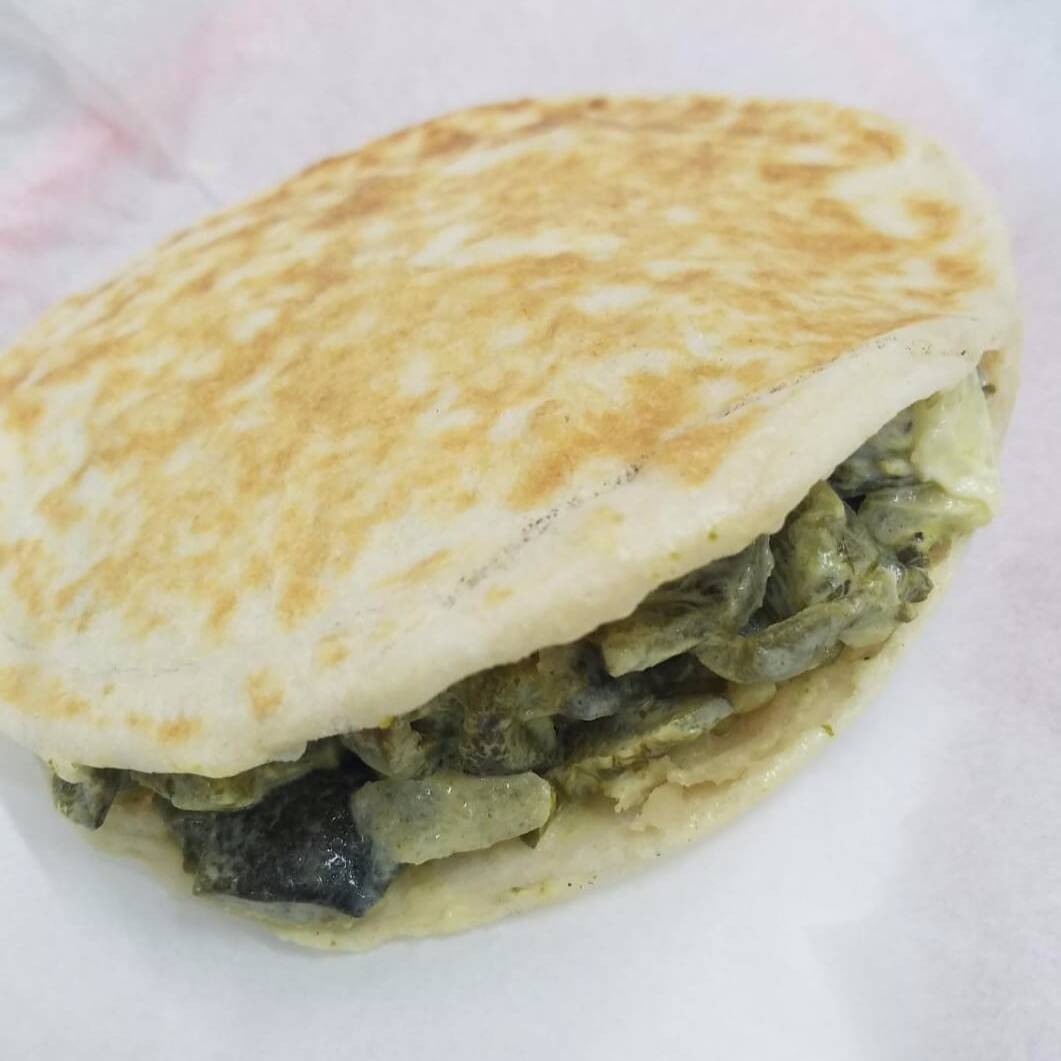 Gordita de Rajas con Crema y Queso