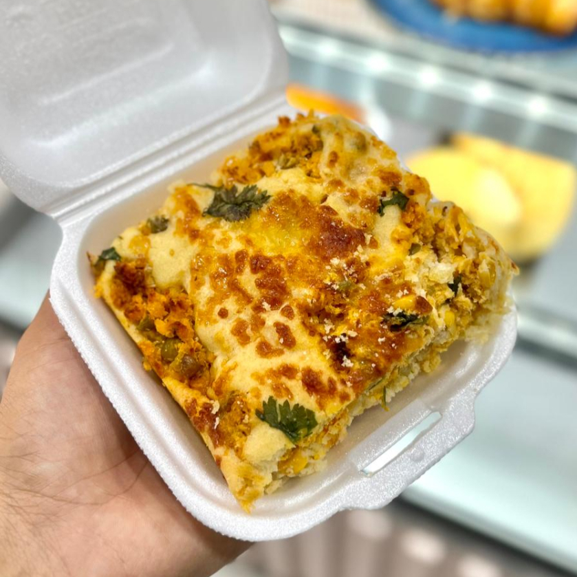 Pedaço individual de torta de frango., contém milho, ervilha, orégano .