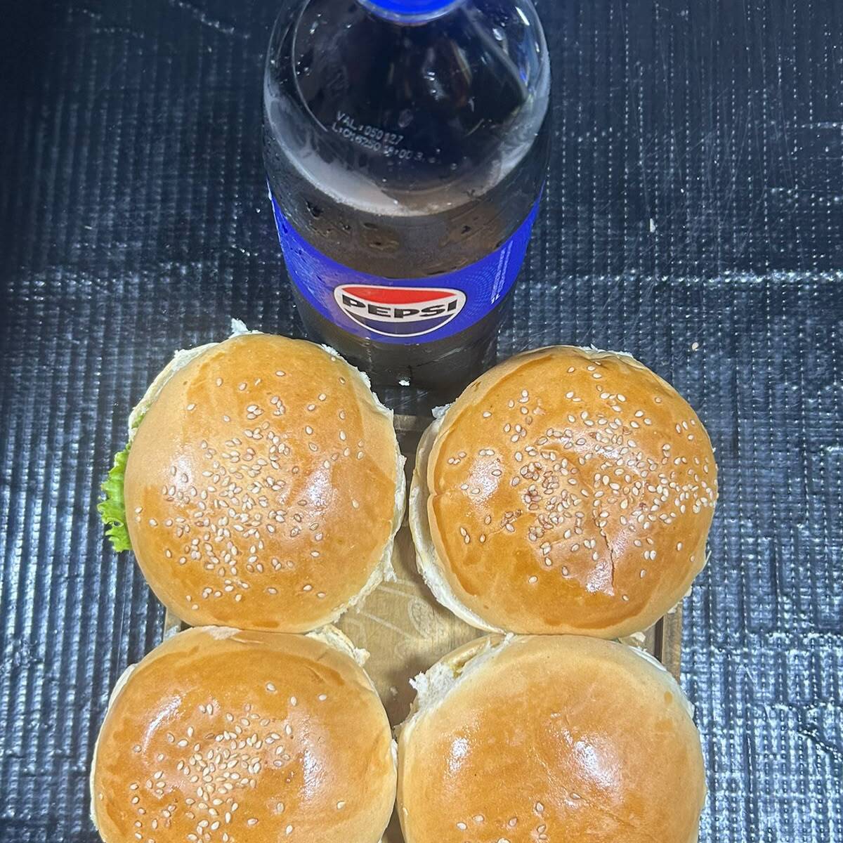 4 hambúrguer tradicional: pão ,carne simples , salada e molhos especias