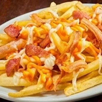 Fritas com Calabresa, cheddar e queijo ralado.