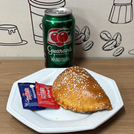 Delicie-se com nossa fogazza de frango com milho, recheio suculento e sabor irresistível, acompanhada de 350ml geladinha. A combinação perfeita de sabor e refrescância para qualquer hora do dia!
