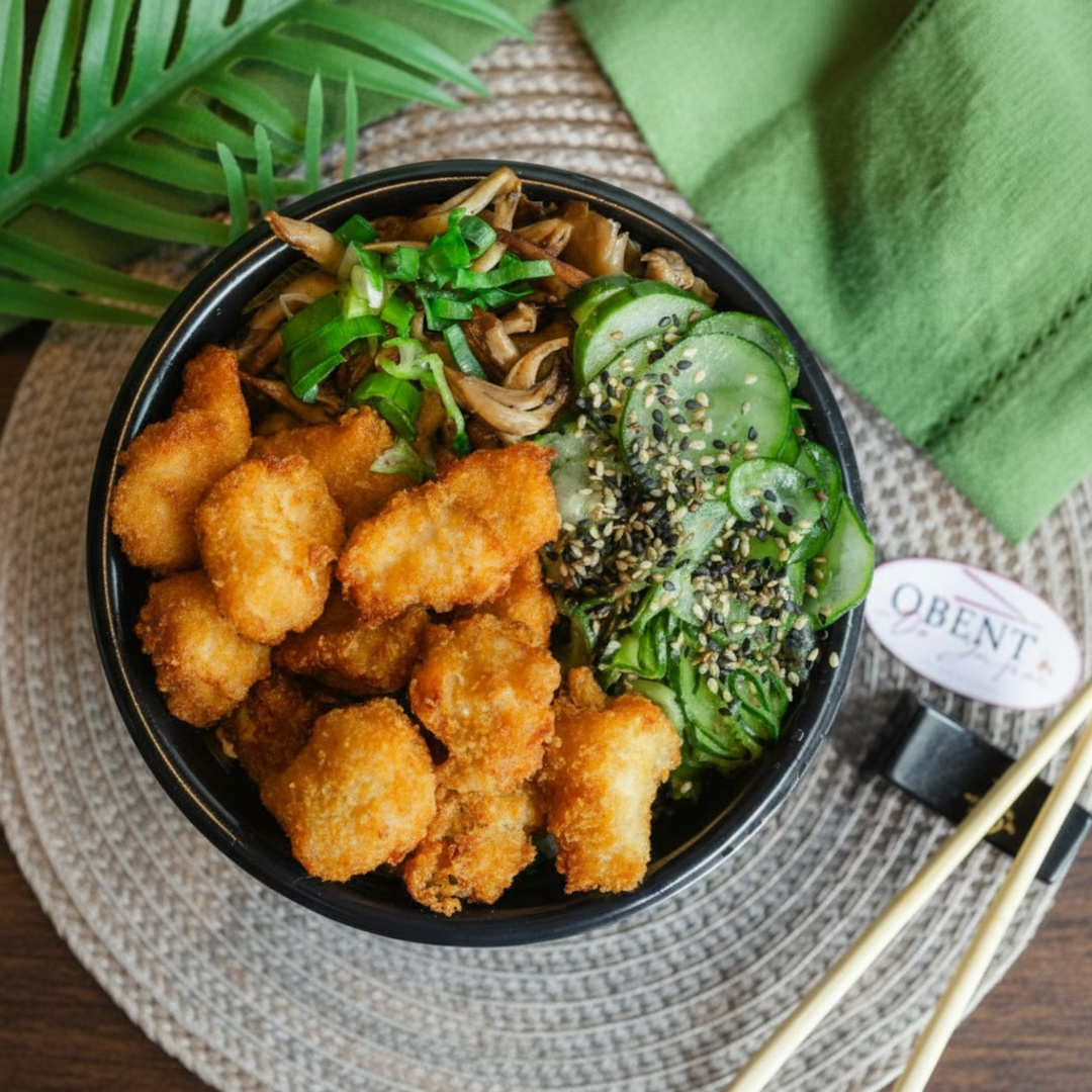 Bowl com Frango empanado, base de arroz yakimeshi ou Gohan, acompanha pepino sunomono, cogumelos shimeji e finalizada com cebolinha.