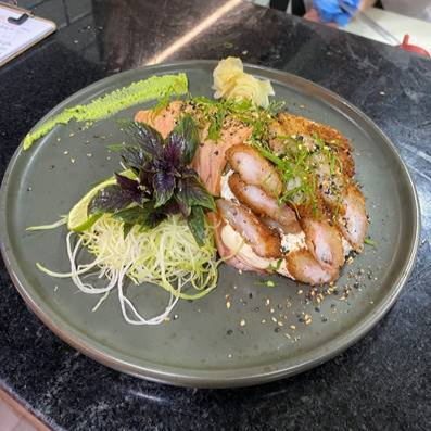 Manta de salmão maçaricada, recheio de camarão empanado, cream cheese, arroz japonês, finalizado com camarões empanados, cebolinho e gergelim.