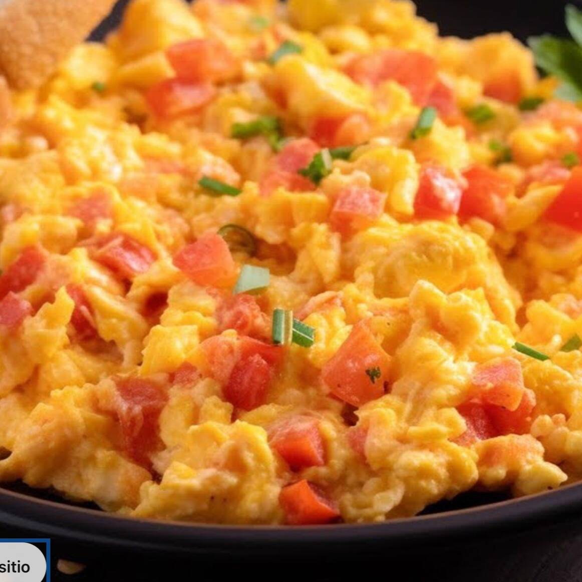 Huevos Pericos con Arepa