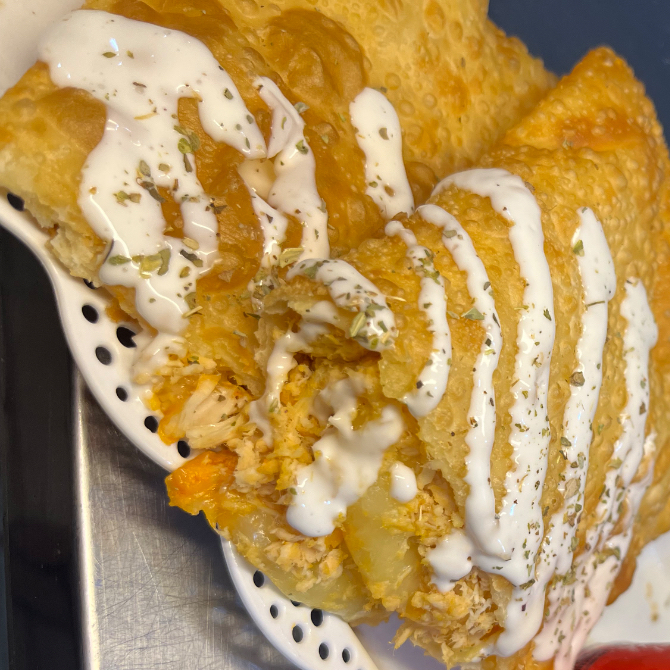 Pastel de 15 cm, com 3 sabores e até 8 acompanhamentos