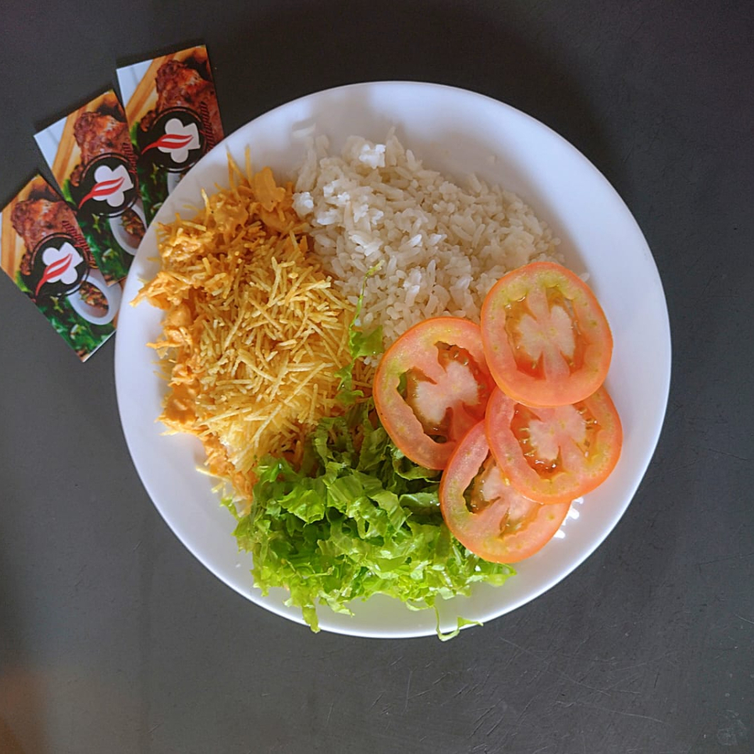 Apresentamos nosso delicioso 'Strogonoff com Batata palha', uma das especialidades na categoria 'Pratos do Dia'. Este prato consiste num irresistível Strogonoff de Frango, preparado com carinho e dedicação. Acompanha arroz soltinho e fresco, que combina perfeitamente com o sabor marcante do Strogonoff. A batata palha é crocante e sequinha, conferindo uma textura inigualável ao prato. Para finalizar, temos uma salada fresca e colorida, que agrega leveza e equilíbrio ao conjunto. É uma combinação perfeita para um almoço saboroso e completo!