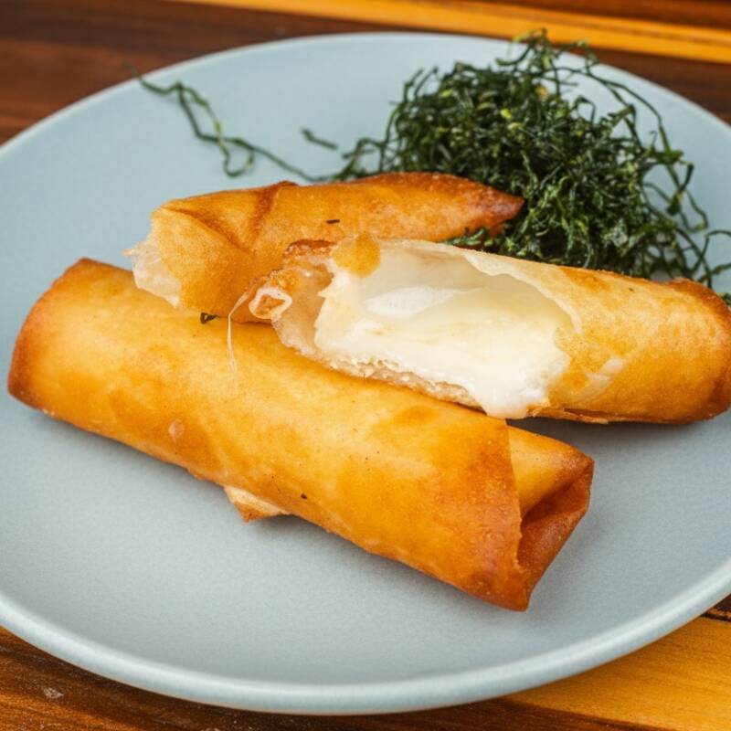 Rolinho na massa de harumaki de queijo com cebolinha