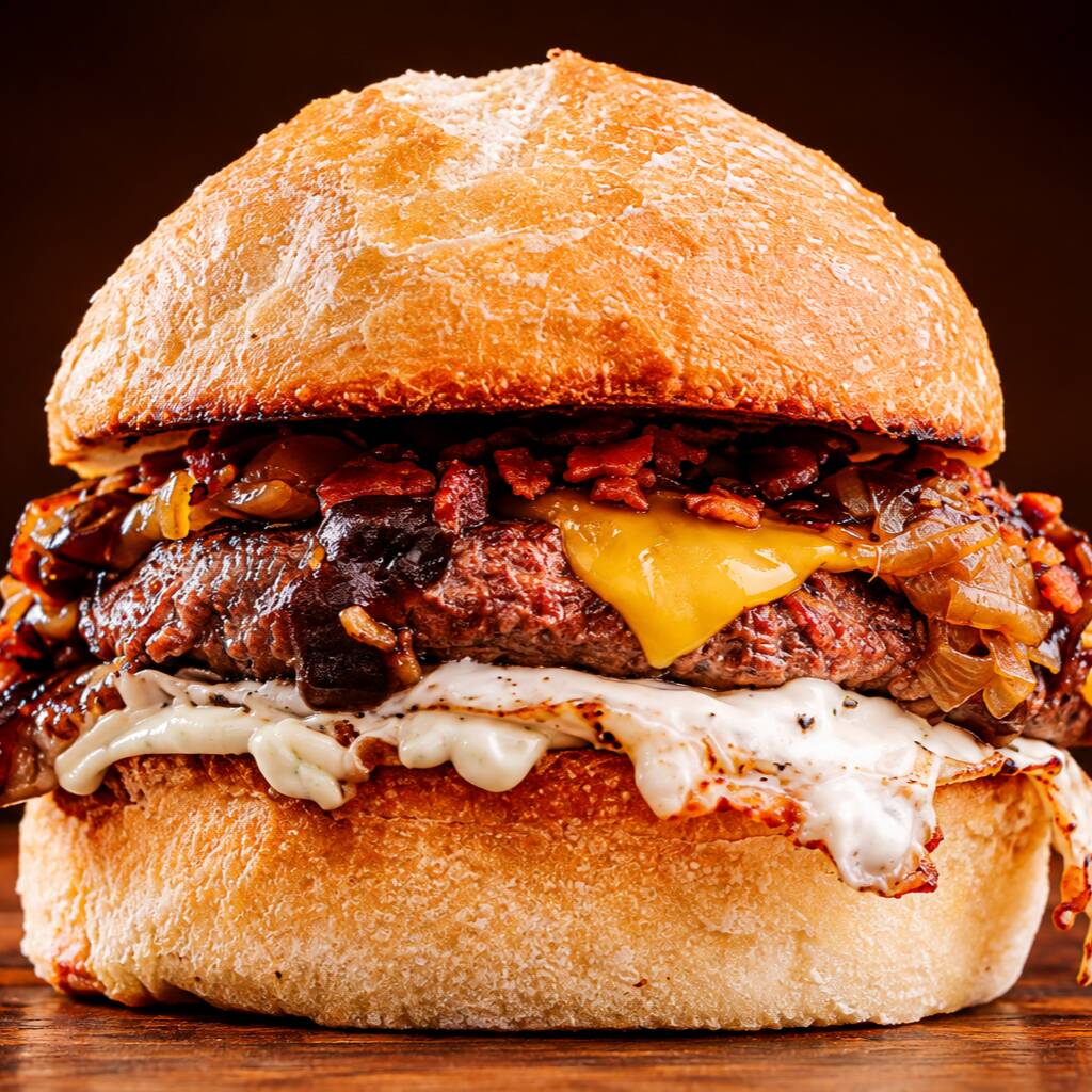Hambúrguer Artesanal de 160gr, bacon crispy, ovo, cebola caramelizada, maionese, molho barbecue, Pão francês bola.