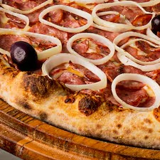 Nossas pizzas de 35cm são ideais para compartilhar momentos memoráveis com a família. Com uma ampla variedade de sabores irresistíveis, como Frango com Catupiry, Bauru, Quatro Queijos, Portuguesa e muitos outros, cada fatia é uma experiência gastronômica única.
