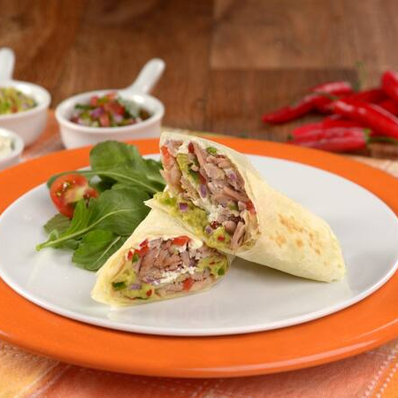 Tortilla de trigo fininha e levemente tostada, enrolada e recheada com delícias típicas Mexicanas. Montado com pernil desfiado, queijo prato, salsa Mexicana, guacamole e sour cream.
