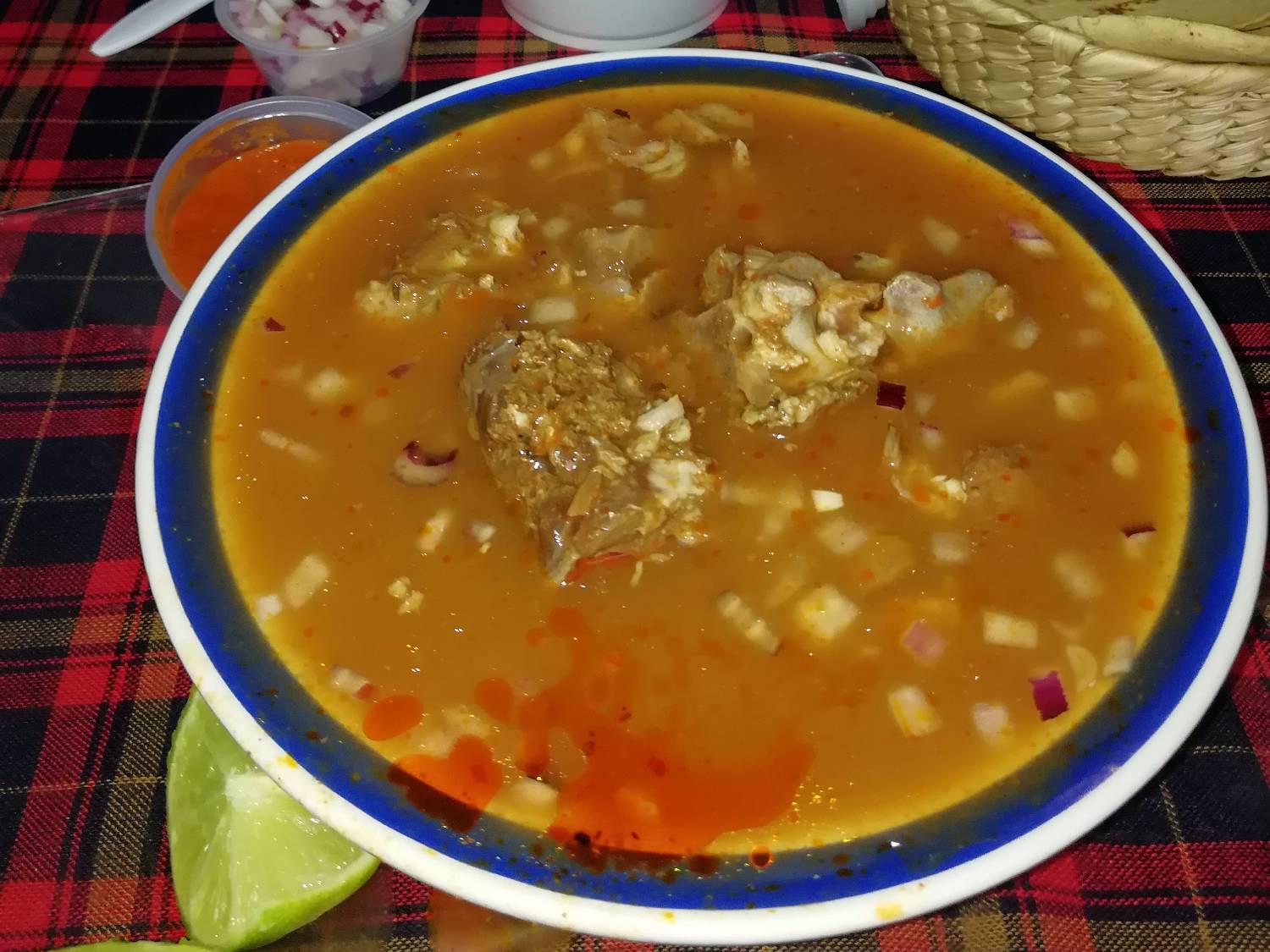 Plato de Birria de Medio Litro + Litro de Agua