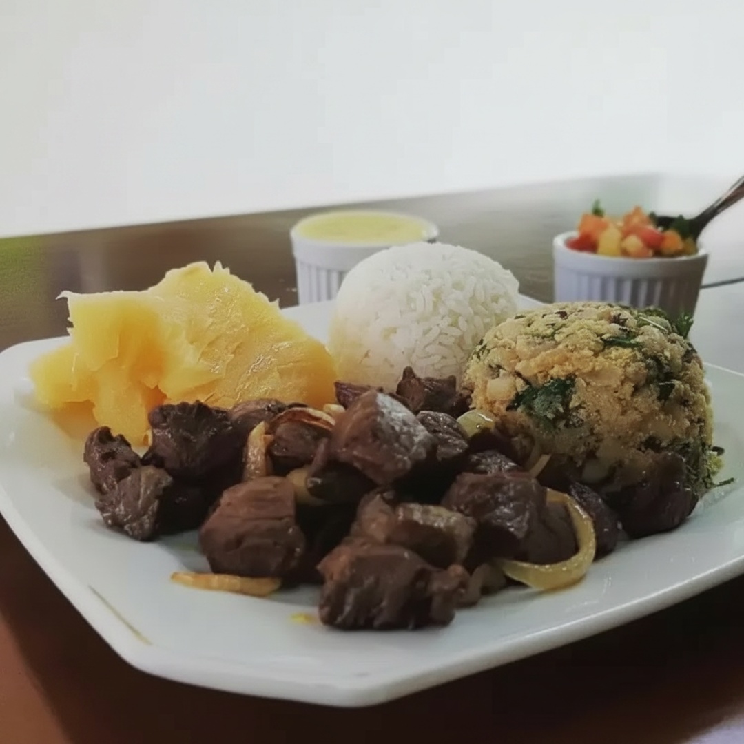 Carne do sol (200g), aipim cozido c/ manteiga de garrafa, arroz branco, feijão tropeiro, farofa e vinagrete.(Todas as carnes são pesadas in natura)