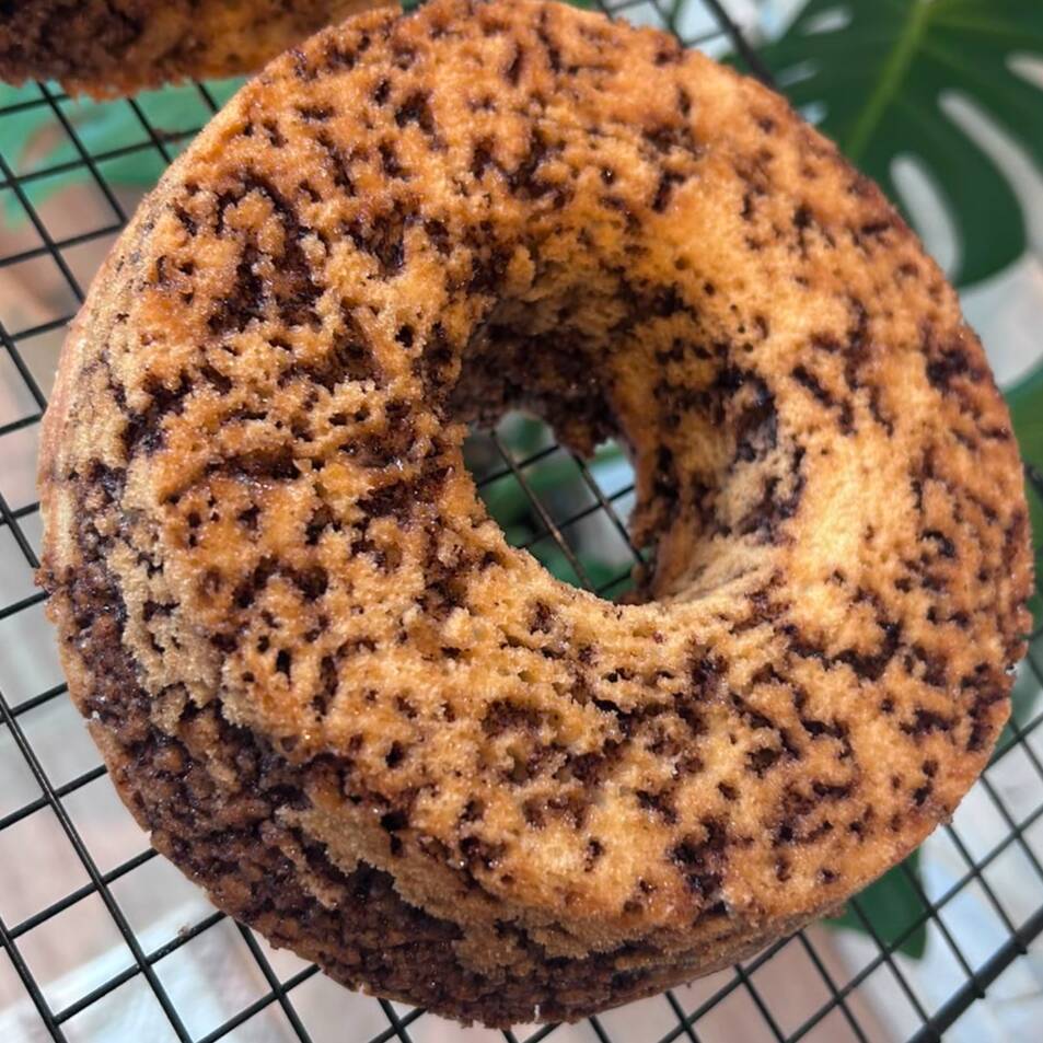 Bolo de massa branca com granulado