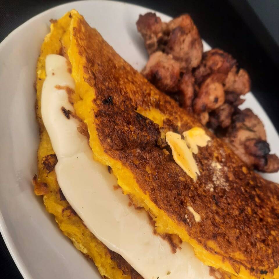 Cachapa de Queso de Mano y Cochino Frito