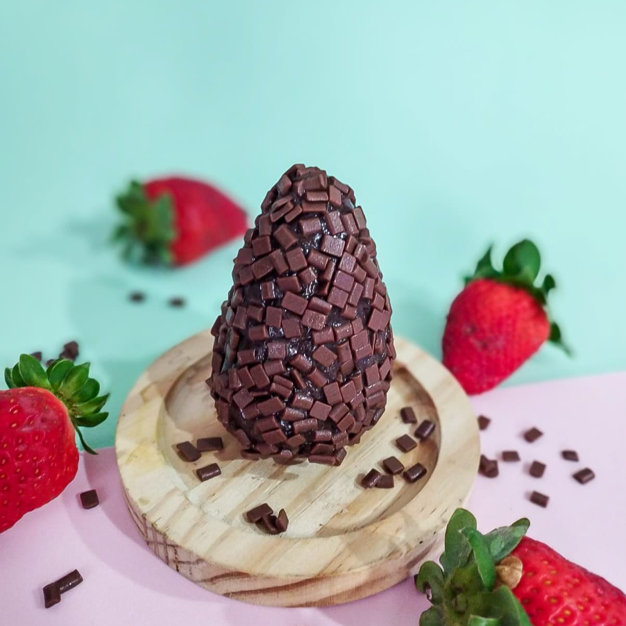 A coxinha de morango é preparada com nosso delicioso brigadeiro de chocolate, feito com leite condensado integral e cacau 50%, que deixa sua textura lisinha e com sabor incrível. Agora imagina essa massa de brigadeiro recheada com morango? Cada mordida é uma explosão de sabor. E para finalizar, é confeitada com chocolate nobre ao leite (formato do confeito pode variar de acordo com disponibilidade do mercado). Peso de 80g independente do tamanho do morango que pode variar.    tags coxinha de morango, Ninho, Nutella, promo, desconto, cupom, chocolate nobre, chocolate