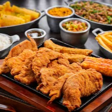 Frango à Milanesa 800g in natura. Acompanha: Arroz branco, feijão tropeiro, batata frita, banana à milanesa, queijo coalho, paçoca de carne, mandioca cozida e vinagrete.
