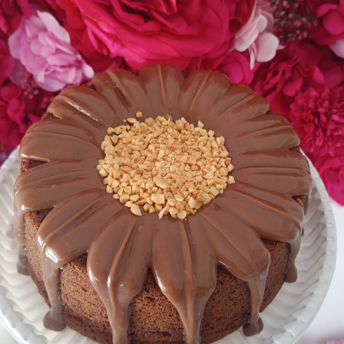 Delicioso bolo de Ferrero Rocher com cobertura de brigadeiro gourmet e amendoim 🥜