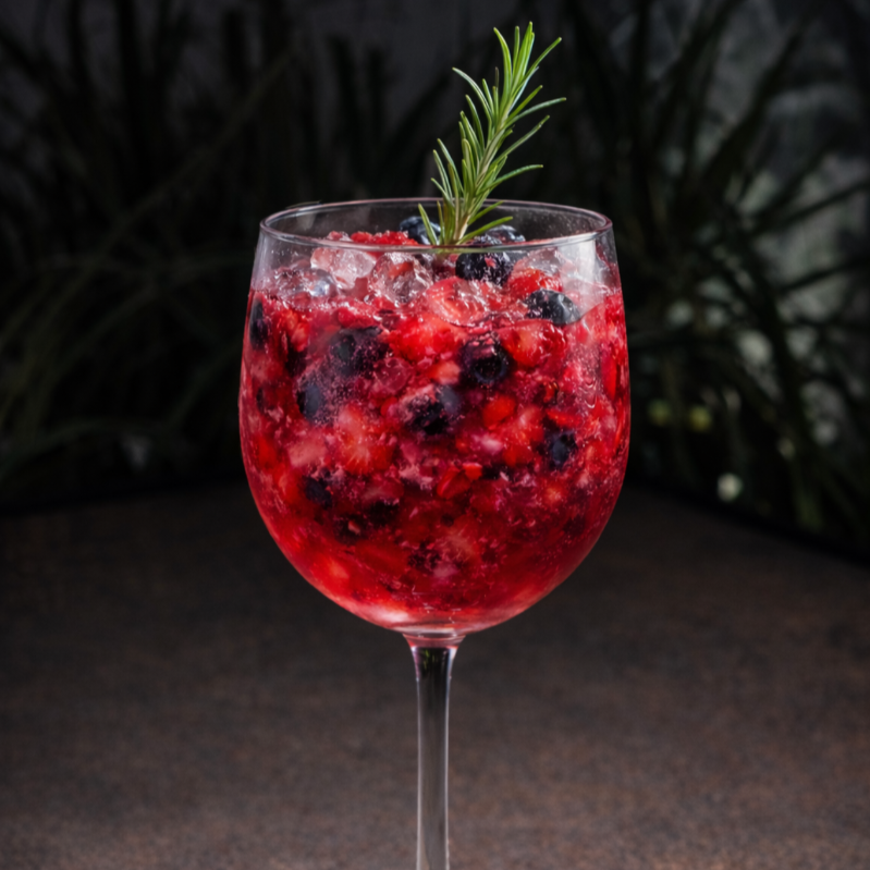 DRINK GASEIFICADO, COM MORANGOS, MIRTILO E 2 DOSES DE GIN. "Tem cor que sabe ser encantadora e forte, uma linda contradição. Criamos um drink inspirado na sensação desta cor." *Imagem ilustrativa. Enviamos em recipiente descartável.