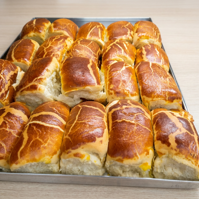 Pão Caseiro, feito com nossa receita própria e massa caseira. Delicie-se com o sabor único deste pão doce, perfeito para acompanhar seu café da manhã ou lanche da tarde. Unidade!