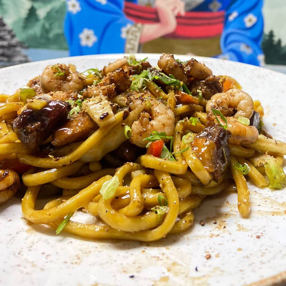 Pensando justamente em você que prefere comer aquele yakissoba sem legumes, esse vai apenas com delicioso macarrão encorpado ao molho especial da casa, carne macia e frango suculento.