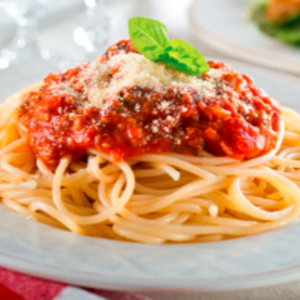 Massa de espaguete envolvida em um clássico molho à bolonhesa, preparado com carne moída bem temperada e molho de tomate encorpado. Finalizado com toque de queijo parmesão ralado, trazendo ainda mais sabor a cada garfada. Uma refeição completa, reconfortante e irresistível.