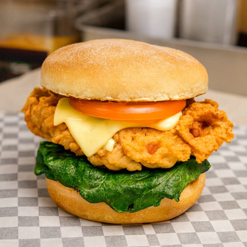 2 sandos de krispy chiken + papas + 2 sodas