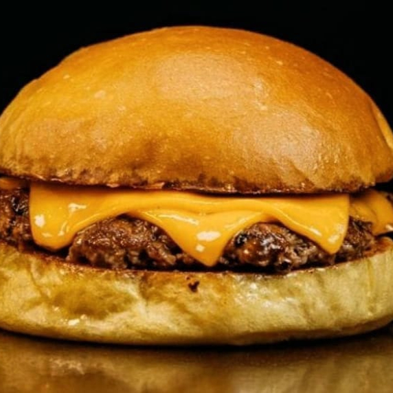 Mini boss- Pão brioche, maionese da casa, hamburguer blend e queijo cheddar.