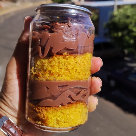 Massa fofinha e úmida , com generosas camadas de brigadeiro ao leite . 1 latinha de aproximadamente 300 grs