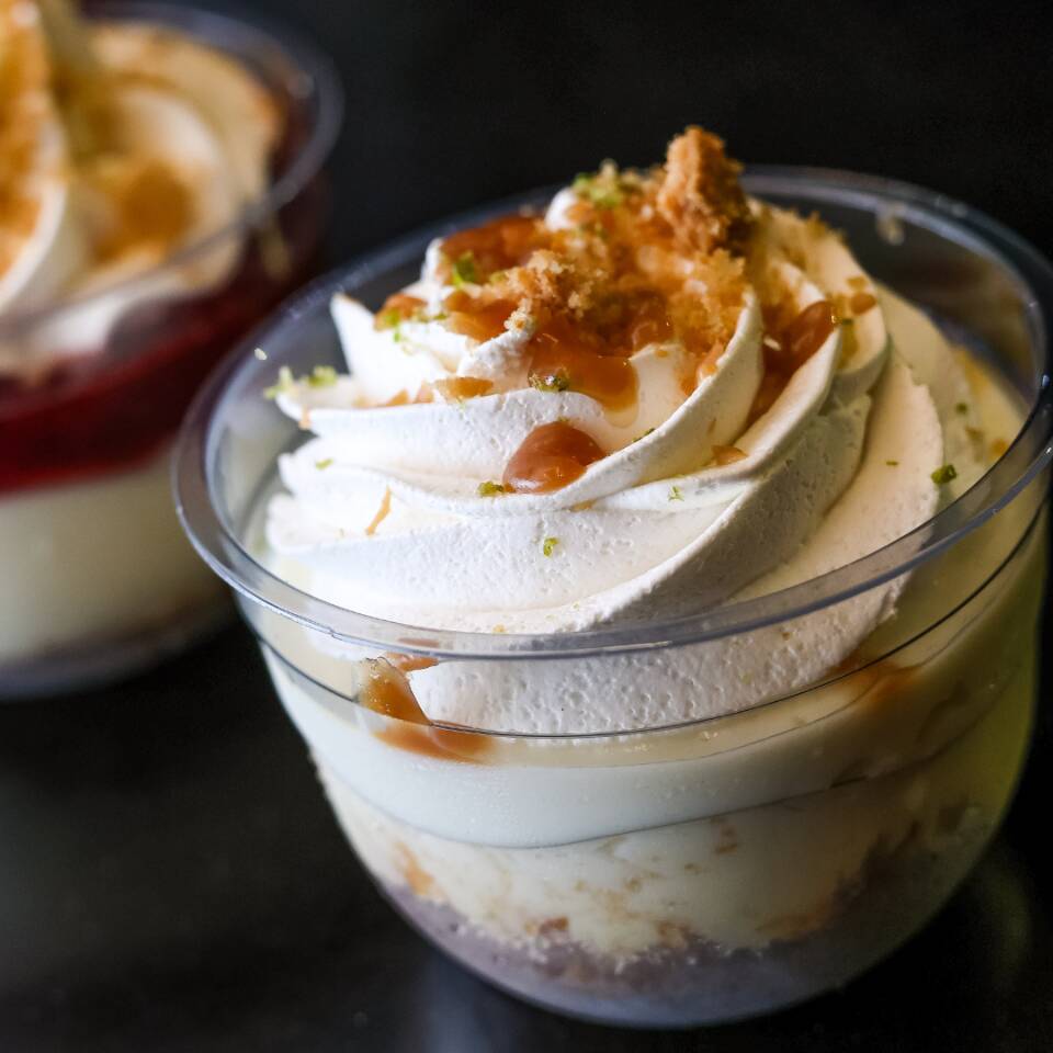 Biscoito crocante coberto com uma camada de brigadeiro de leite em pó e mousse de limão, finalizado com cantinhos e pedaços de caramelo salgado. Uma combinação irresistível de sabores e texturas.