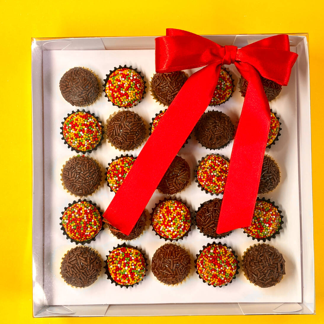 Celebre os momentos especiais com nosso kit de 25 brigadeiros de chocolate festivos. Feitos com chocolate de qualidade e uma textura irresistível, eles são decorados com granulados. brigadeiro, doce, docinhos de festa, kit, brigadeiro gourmet, kit festa. Confeitaria, ceia de natal, presente de natal, doces artesanais, natal, kit festa. Ideal para presentear, compor a sua ceia de Natal, confraternizações de final de ano ou simplesmente para adoçar o seu Dia com um toque de magia. brigadeiro, doce de natal, docinhos de festa, kit , sobremesa, brigadeiro gourmet, confeitaria, ceia de natal, presente de natal, doces artesanais, natal, kit festa, festa, brigadeiro, brigadeiros.