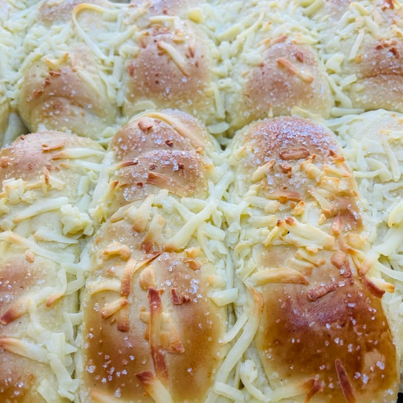 Pão doce de Queijo c/ Açúcar: um pão de queijo doce coberto com açúcar cristal que vai te surpreender com sua textura macia e sabor adocicado. Uma opção perfeita para acompanhar seu café da manhã ou tarde! Unidade!