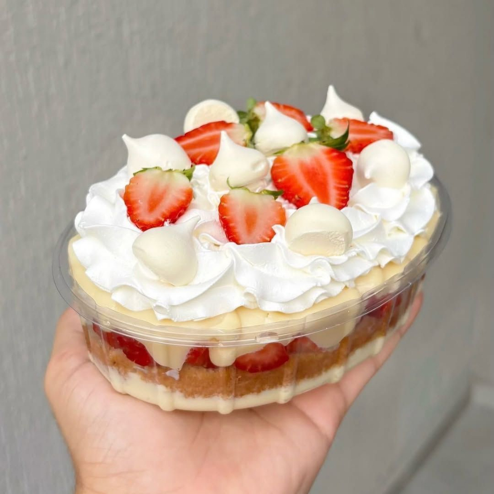 creme de ninho, biscoito amanteigado, pedaços de morangos frescos, chantilly e no topo morangos e suspiros