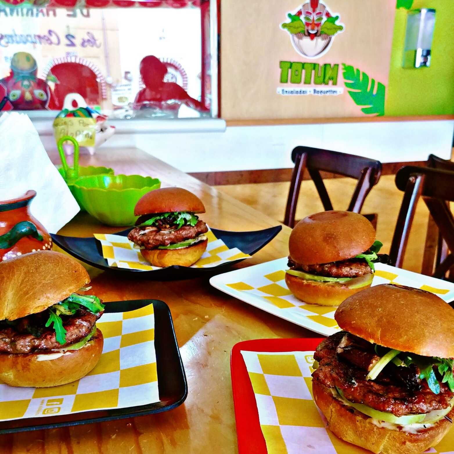 Combo 2 Hamburguesas de Res con Queso Y BEBIDA