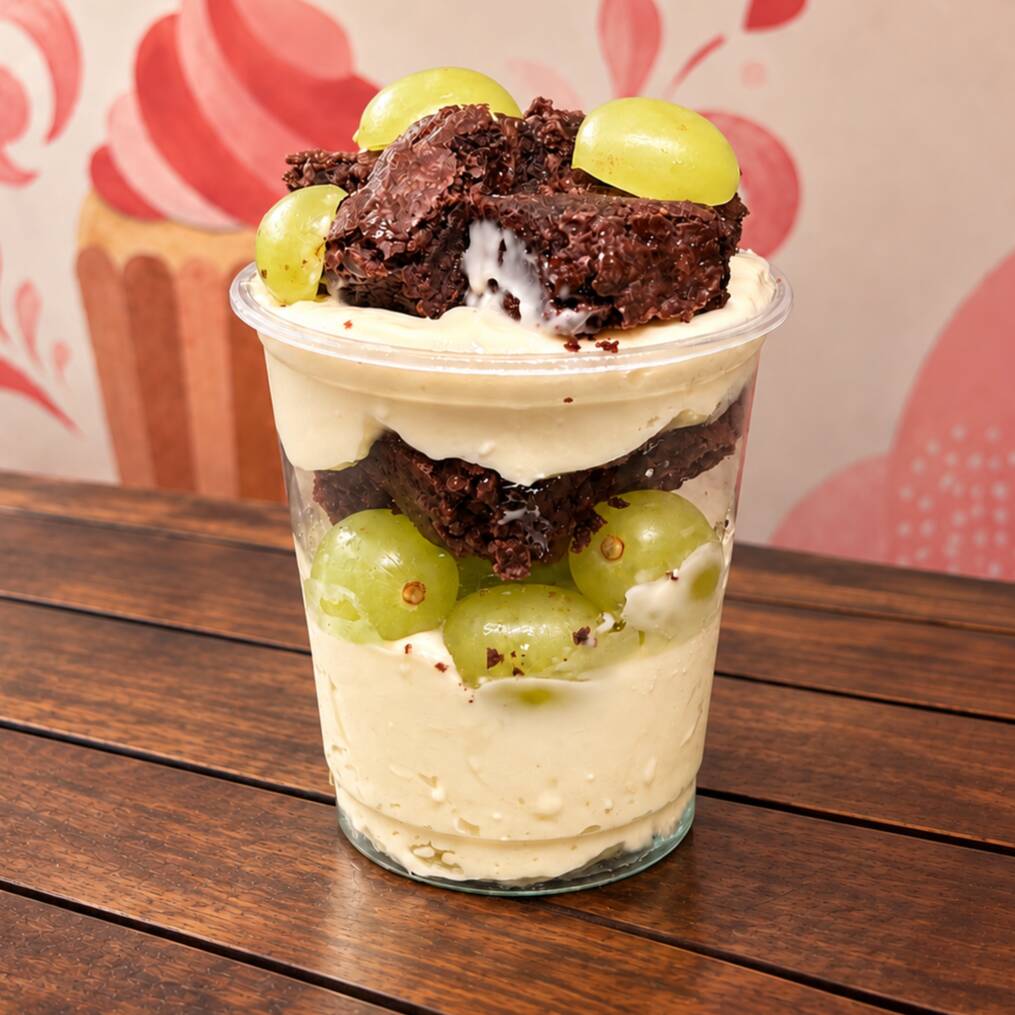 Uma combinação surpreendente e deliciosa! Nosso Copo da Felicidade é recheado com brigadeiro branco gourmet cremoso, pedaços de brownie macio e uvas frescas, criando um contraste perfeito entre a doçura e o frescor. Cada colherada revela uma nova camada de sabor, garantindo uma experiência única e inesquecível. Ideal para quem busca uma sobremesa sofisticada e equilibrada!