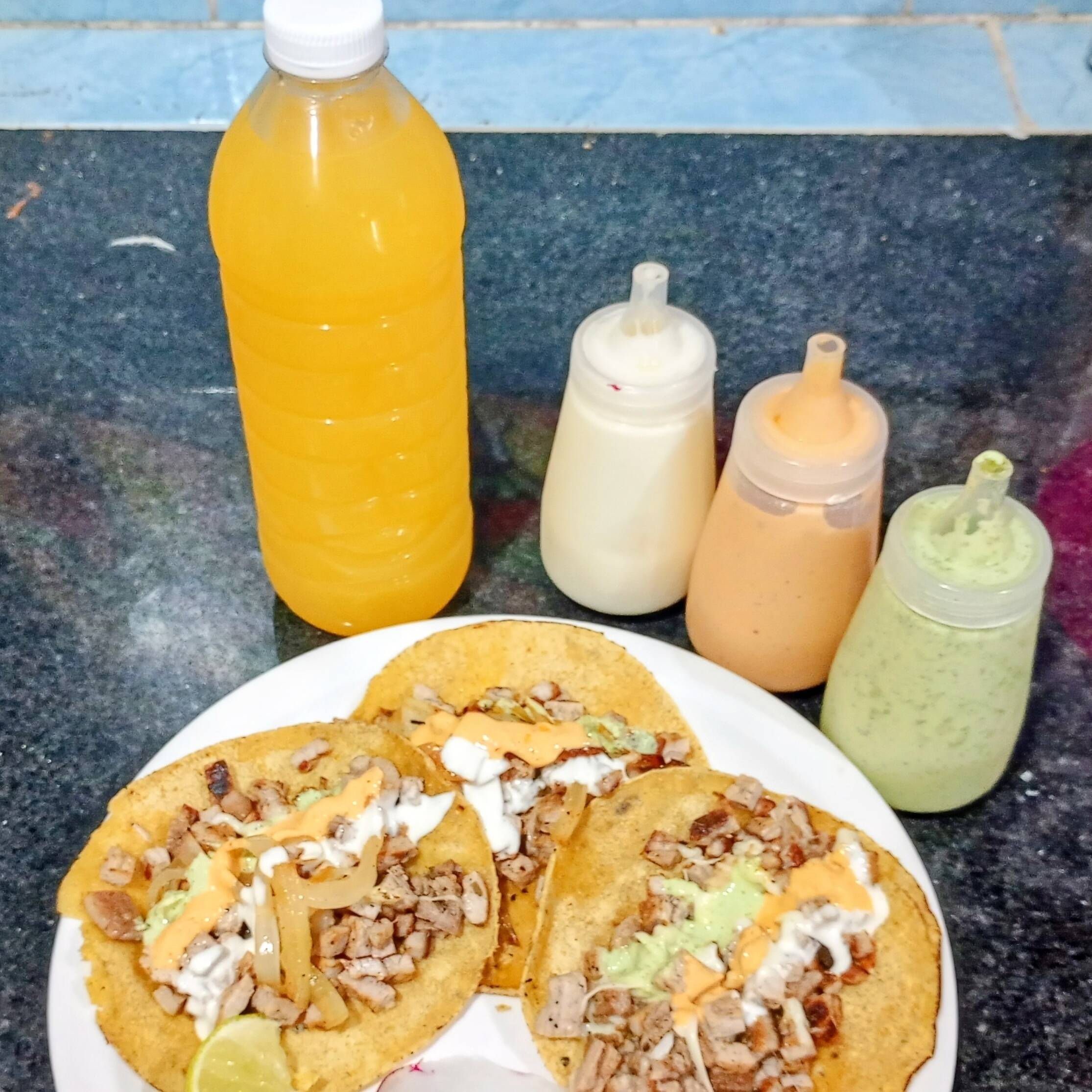 ORDEN DE 3 TACOS DE ASADO O ADOBADO + REFRESCO NATURAL