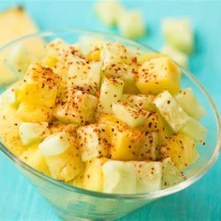 Plato de Piña con limon y tajin