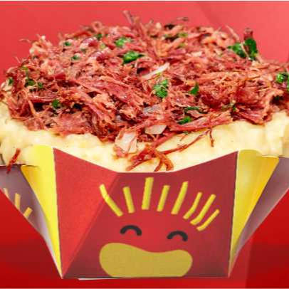 Carne Dessalgada e frita com cebola e salsa, Purê caseiro com queijo Defumado