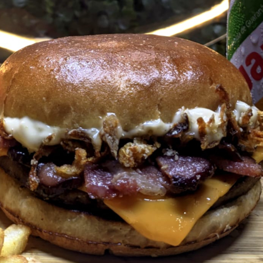 Hamburguer composto por 1 Bife de Hamburguer (Comum), 1 queijo, Bacon, cebola crispyn e Molho especial