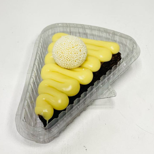 Fatia de brownie bem chocolatudo, macio e umida por dentro … brigadeiro branco cremoso por cima! ( Pesa aproxi 180g )